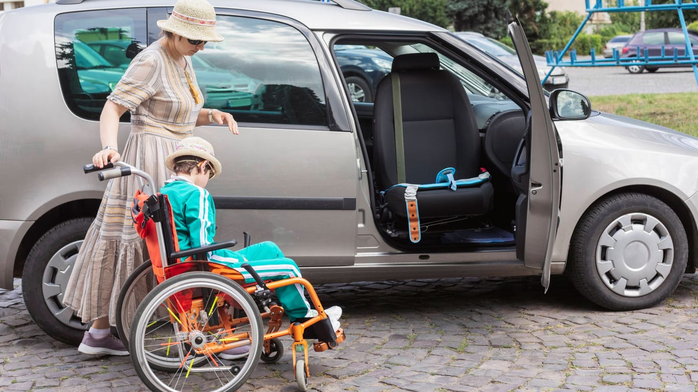 Frau mit Kind im Rollstuhl (Symbolfoto): Die Bundesregierung will pflegende Angehörige finanziell entlasten.