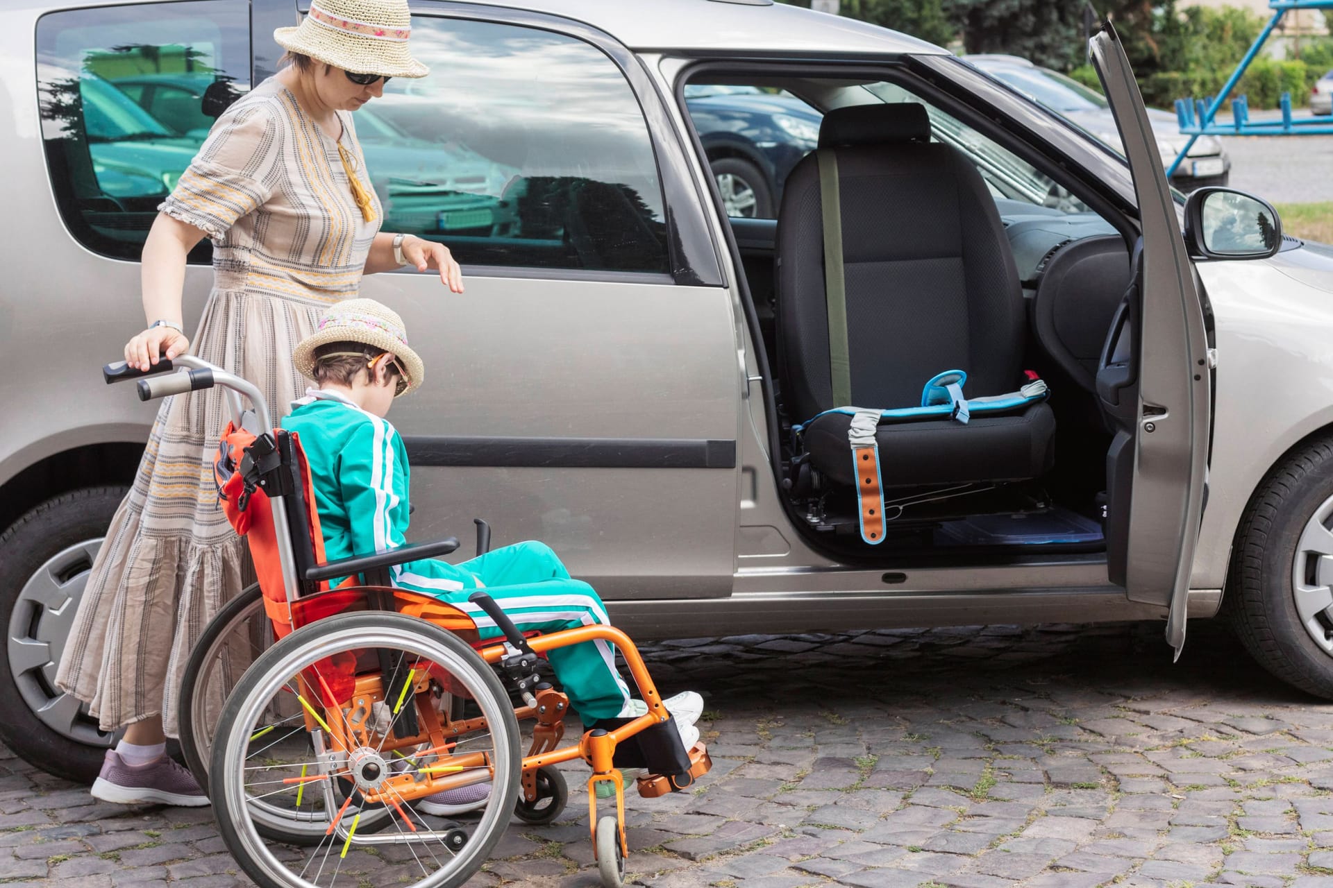 Frau mit Kind im Rollstuhl (Symbolfoto): Die Bundesregierung will pflegende Angehörige finanziell entlasten.