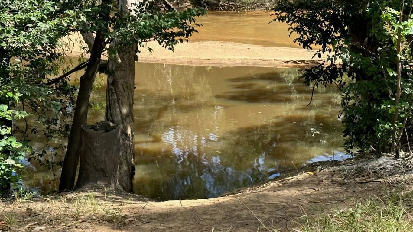 Kennedy River im Norden von Australien (Symbolbild): Australische Behörden suchen nach einer Spur eines vermissten Anglers.