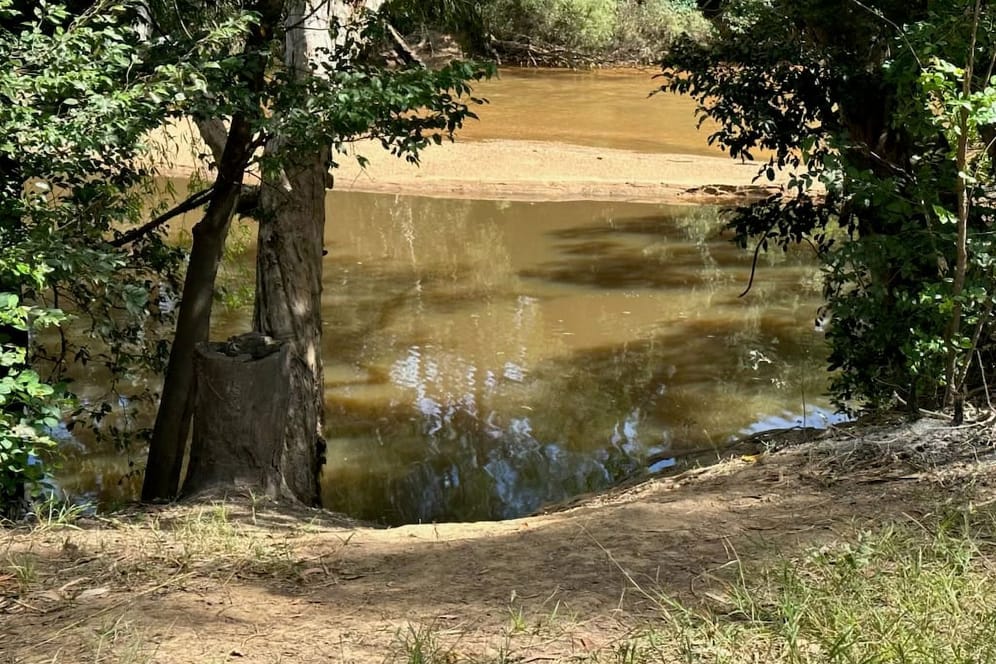Kennedy River im Norden von Australien (Symbolbild): Australische Behörden suchen nach einer Spur eines vermissten Anglers.