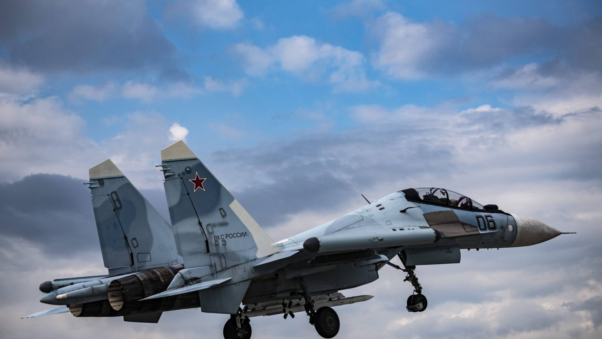 Eine SU-35 der russischen Luftwaffe (Archivbild): Ein russisches Flugzeug soll über Lettland gesichtet worden sein. Eine SU-35 der russischen Luftwaffe (Archivbild): Ein russisches Flugzeug soll über Lettland gesichtet worden sein.