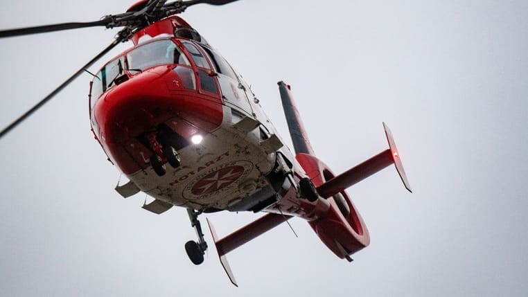 Rettungswagen in Hessen (Symbolbild): Bei einem Unfall in Lautertal wurde auch ein Rettungshubschrauber eingesetzt.