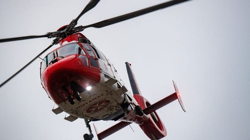 Rettungswagen in Hessen (Symbolbild): Bei einem Unfall in Lautertal wurde auch ein Rettungshubschrauber eingesetzt.