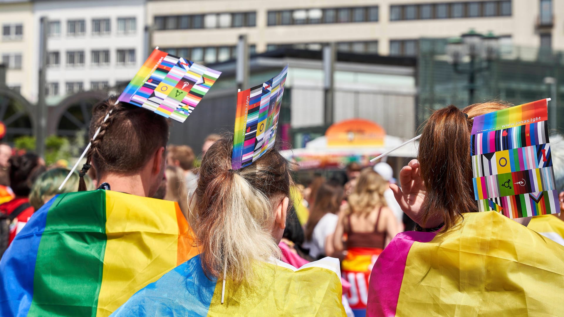 CSD Straßenfest 2022 auf dem Opernplatz im vergangenen Jahr (Archivbild): Auch in diesem Jahr wird die Veranstaltung für Behinderungen im Innenstadtbereich sorgen.