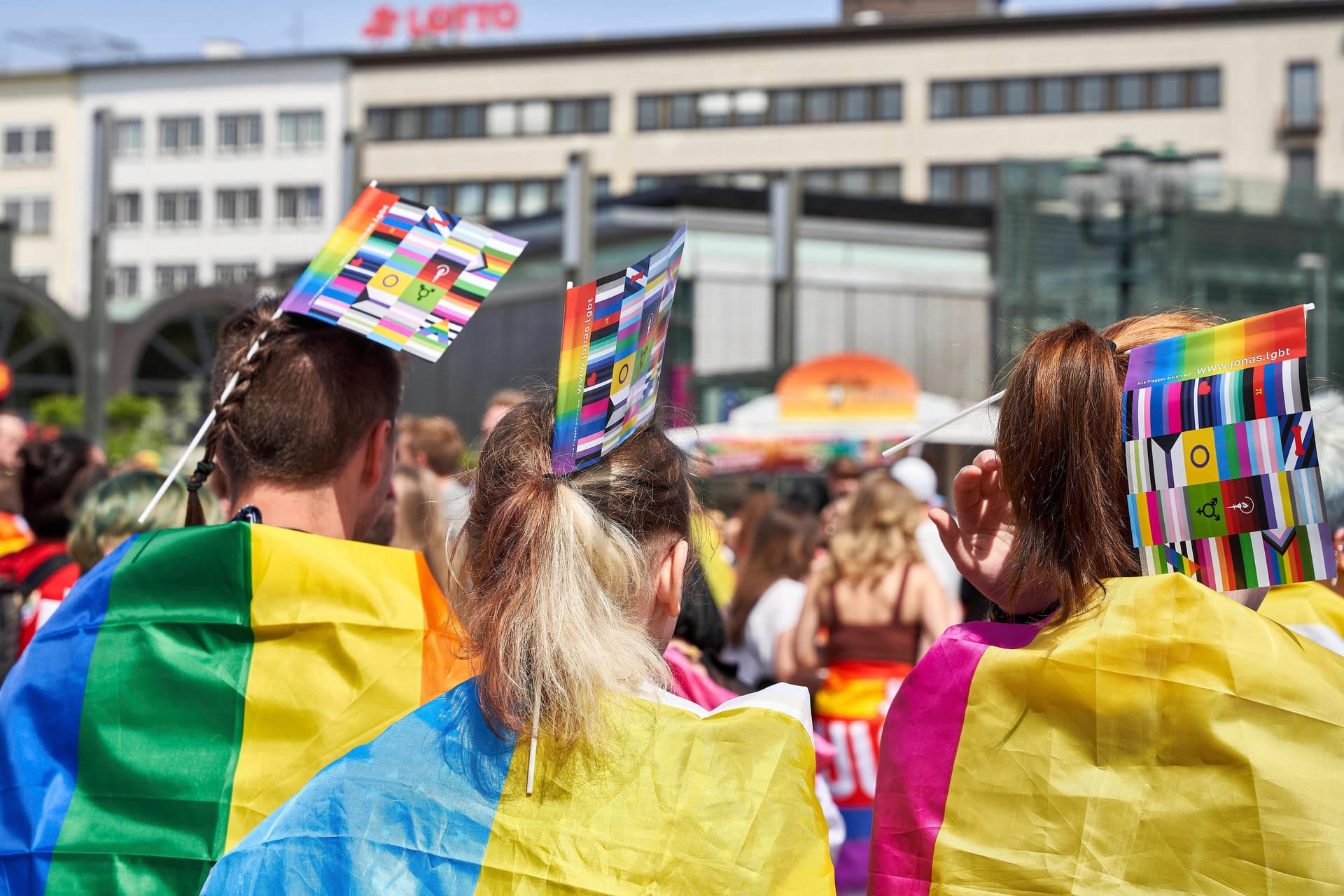 CSD Straßenfest 2022 auf dem Opernplatz im vergangenen Jahr (Archivbild): Auch in diesem Jahr wird die Veranstaltung für Behinderungen im Innenstadtbereich sorgen.