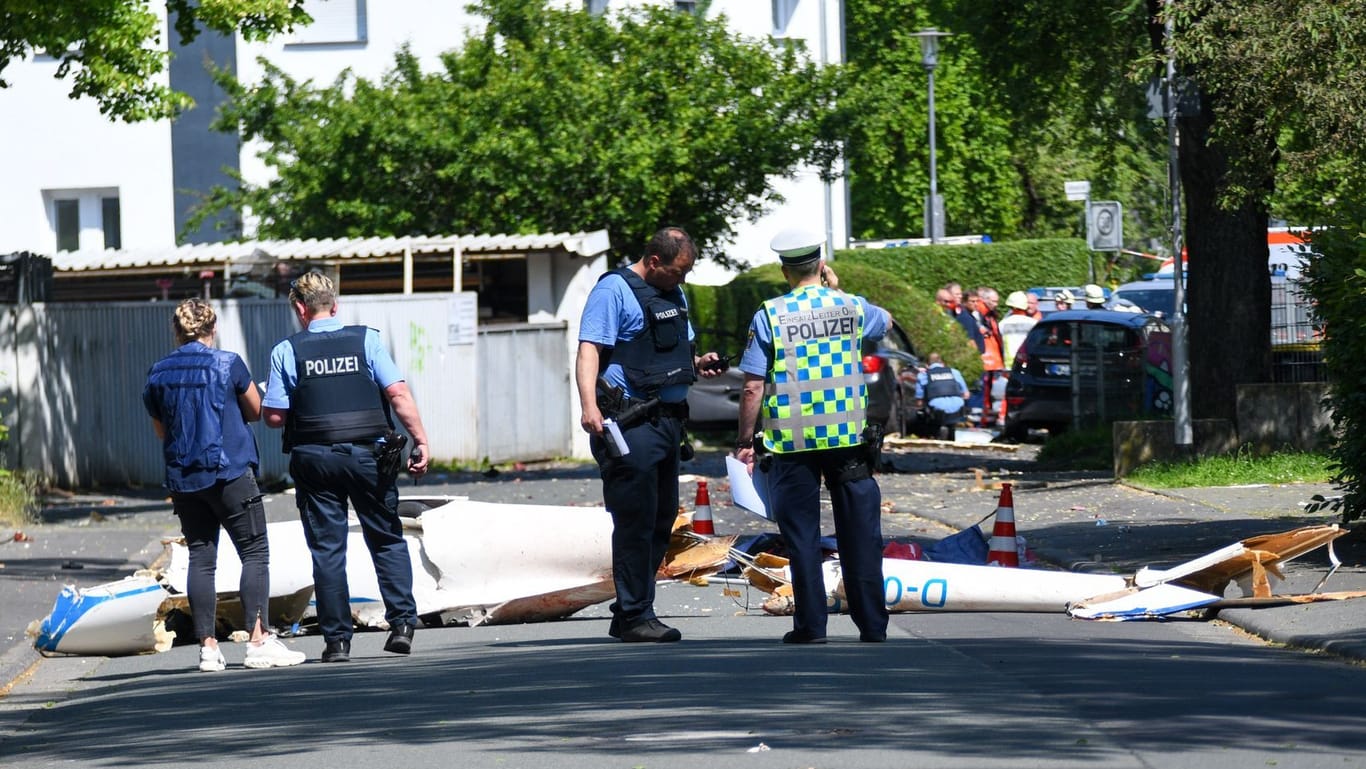 Trümmer liegen in Wetzlar (Hessen) auf der Straße: Beim Absturz eines Leichtflugzeugs im Stadtgebiet ist der Pilot ums Leben gekommen.