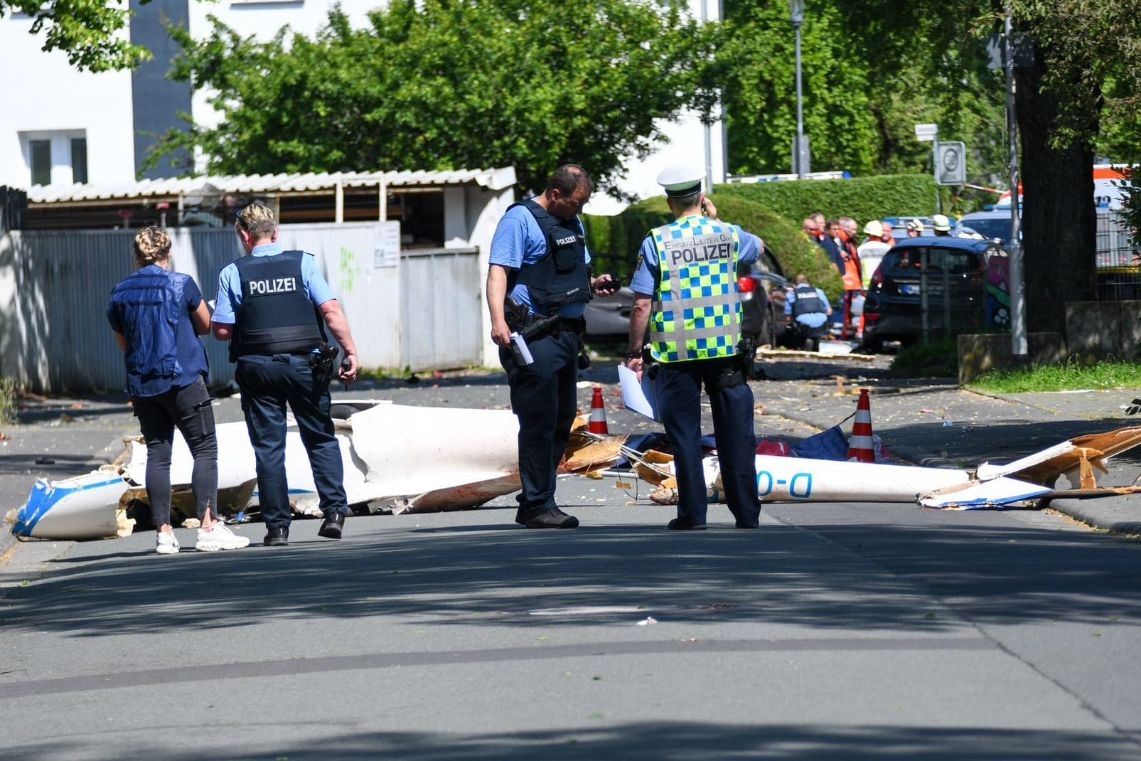 Trümmer liegen in Wetzlar (Hessen) auf der Straße: Beim Absturz eines Leichtflugzeugs im Stadtgebiet ist der Pilot ums Leben gekommen.