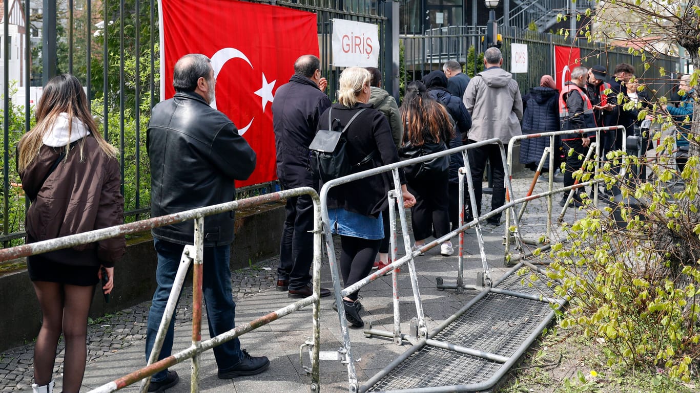 Menschen stehen Schlange für die Abstimmung für die Türkische Wahl vor dem Türkischen Generalkonsulat in der Heerstrasse in Berlin.