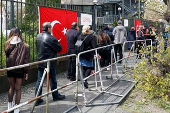 Menschen stehen Schlange für die Abstimmung für die Türkische Wahl vor dem Türkischen Generalkonsulat in der Heerstrasse in Berlin.