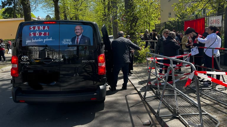 Ein Van der sozialdemokratischen CHP bringt Menschen zur Wahl vor dem türkischen Generalkonsulat in Berlin.