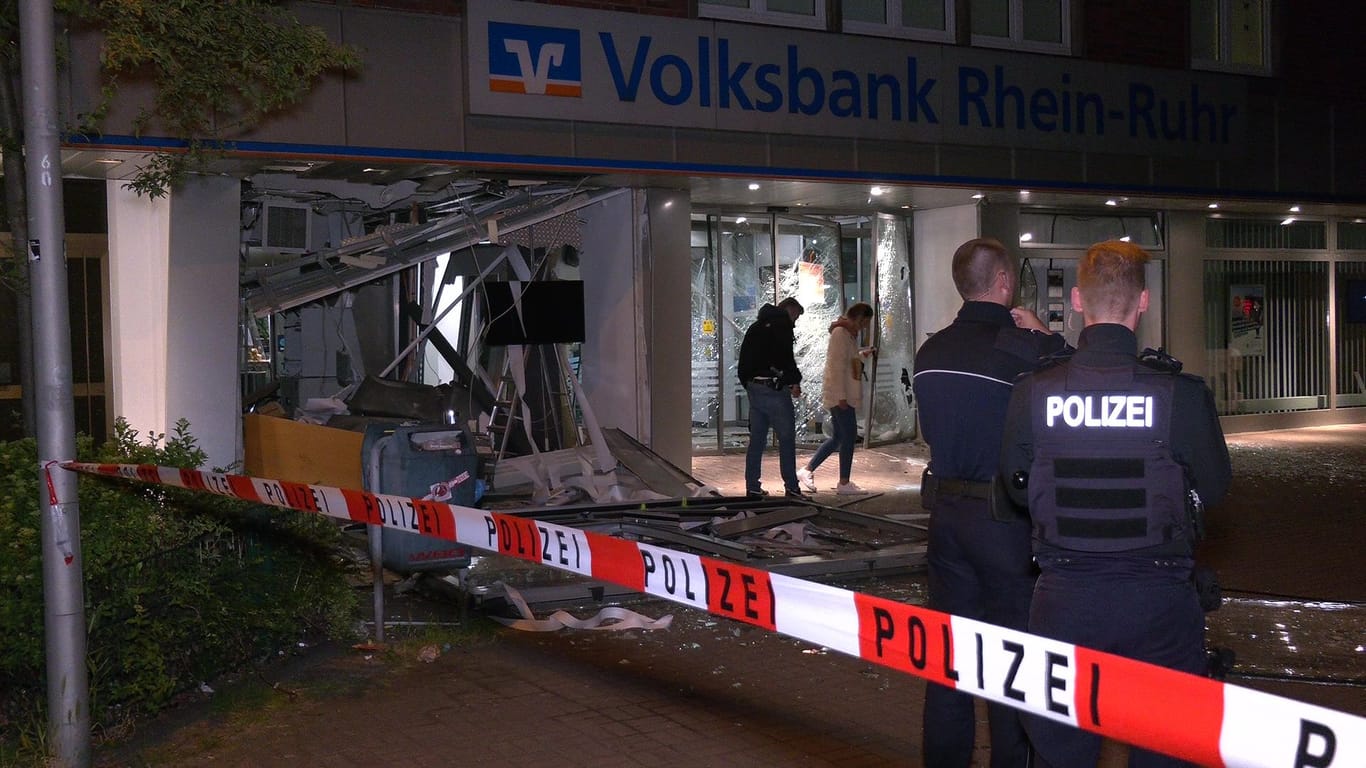 Die Volksbank-Filiale in der Gildenstraße: Die Spurensicherung hatte am Dienstagmorgen einiges zu tun.