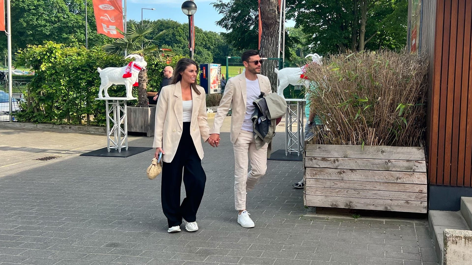 Annika und Jonas Hector kommen am Playa in Cologne an.