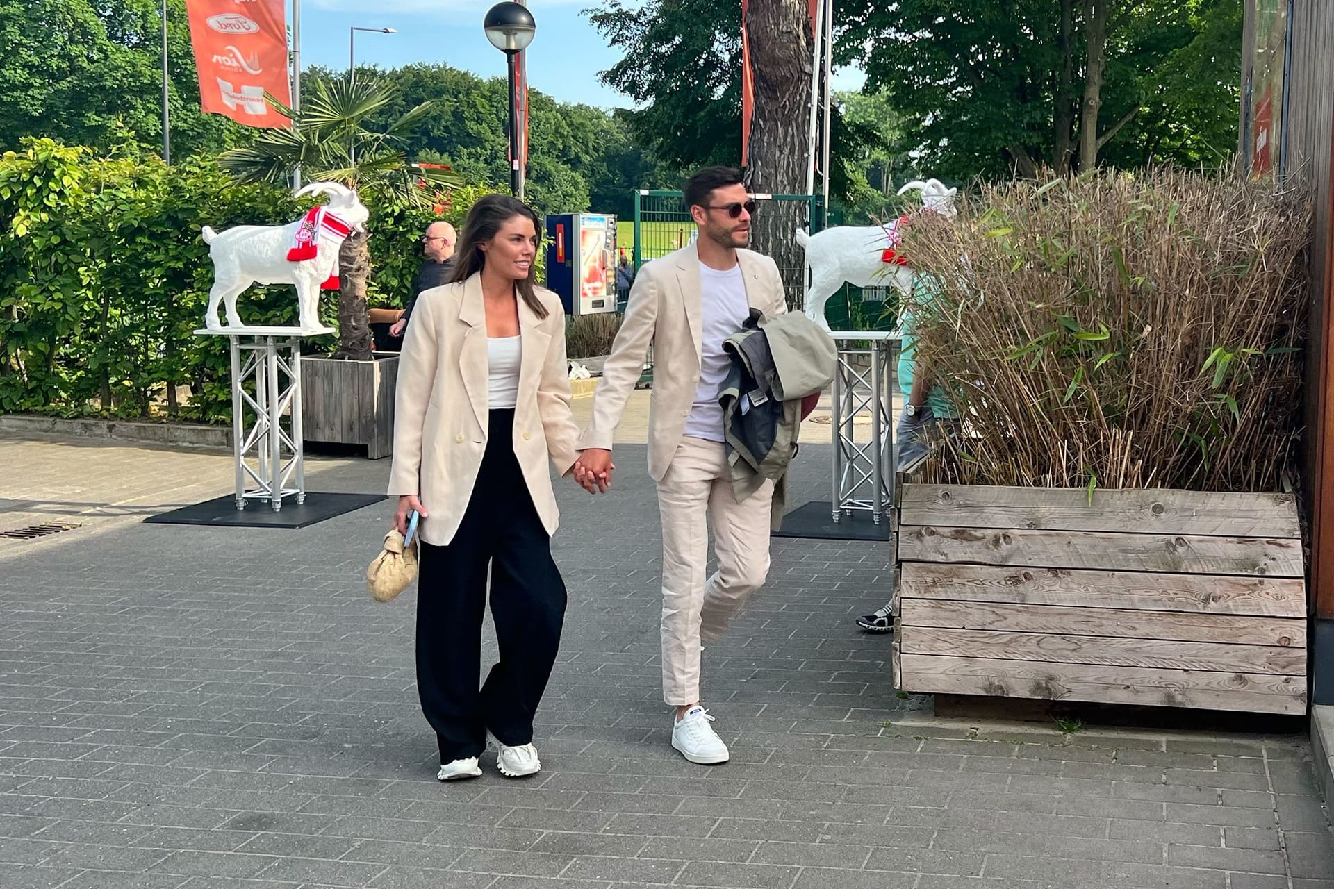 Annika und Jonas Hector kommen am Playa in Cologne an.