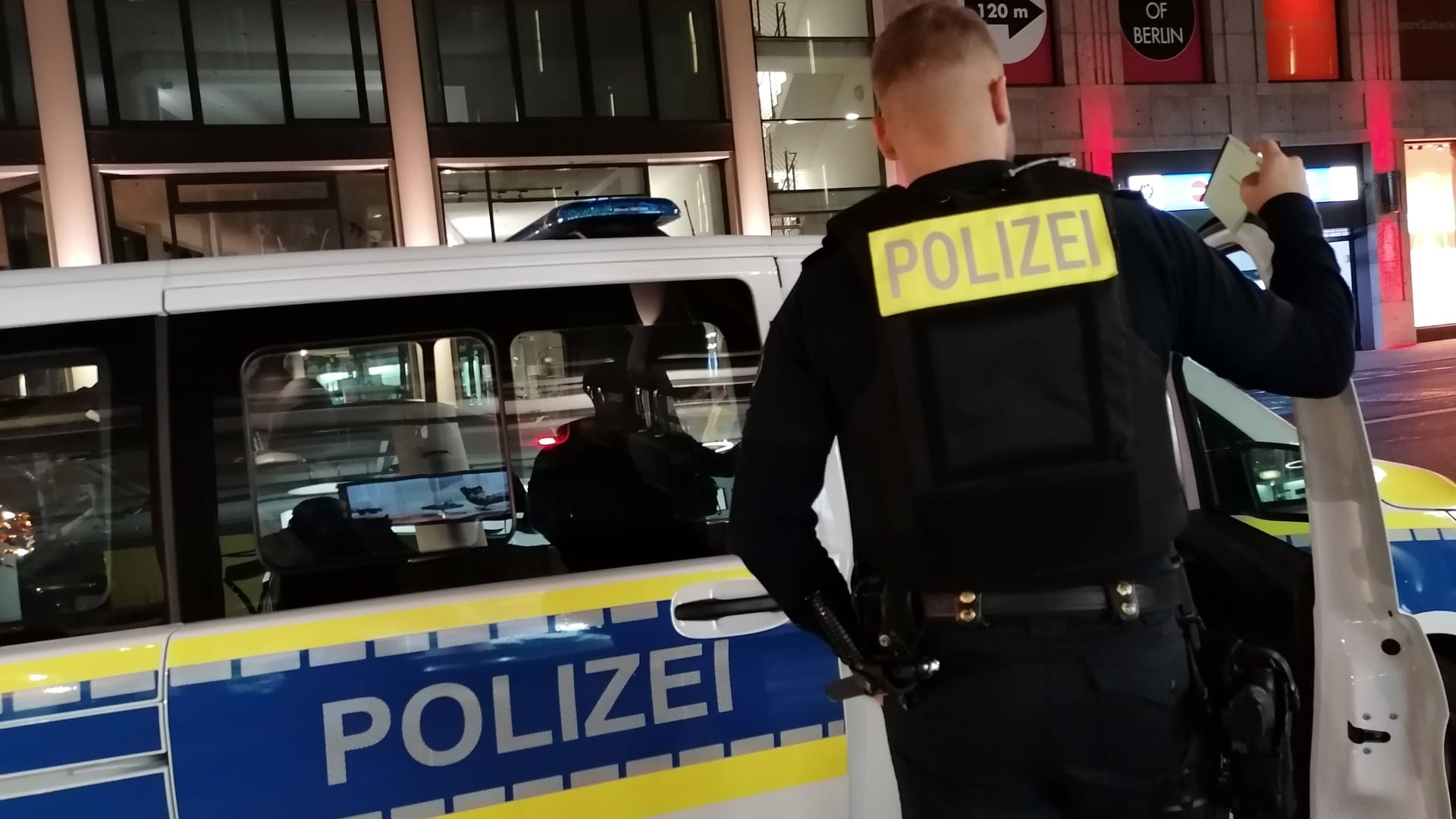 Polizeikontrolle in Berlin (Symbolbild): Am Montag wurde ein Polizist angefahren. Polizeikontrolle in Berlin (Symbolbild): Am Montag wurde ein Polizist angefahren.