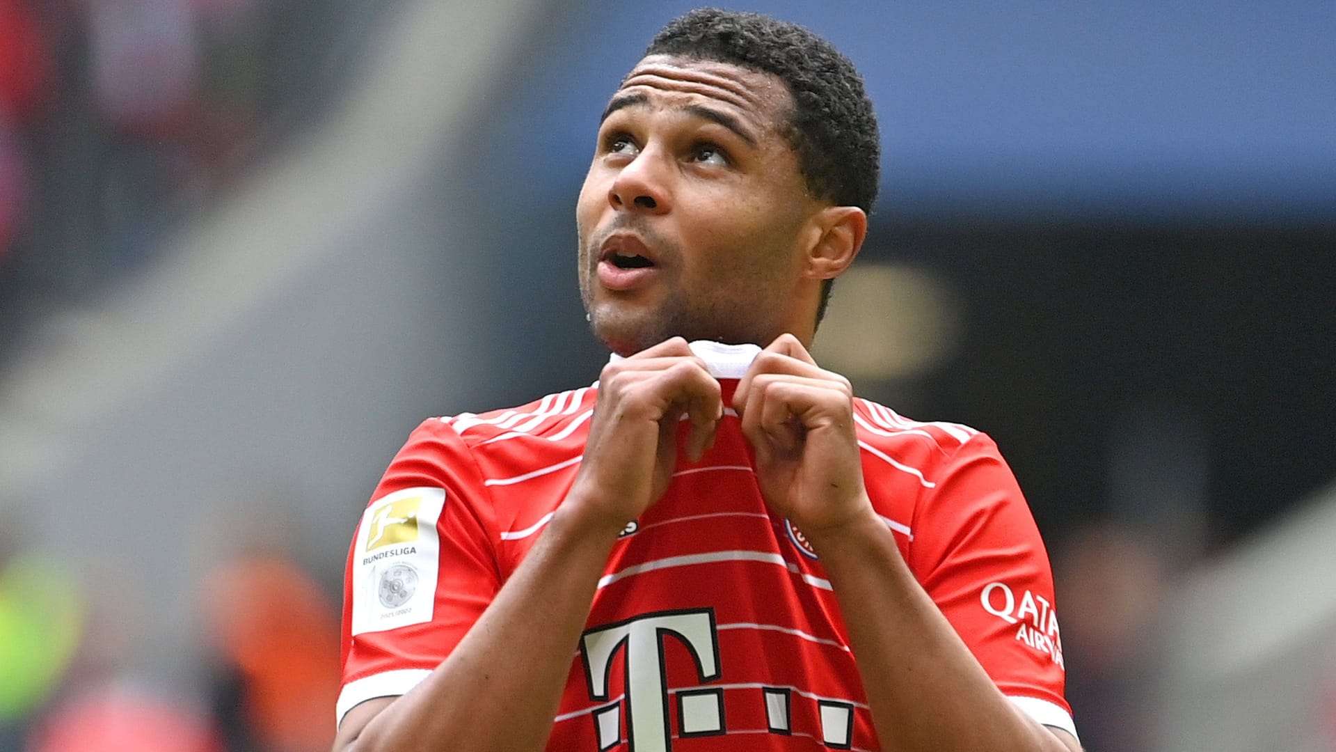 Bayerns Serge Gnabry im aktuellen Trikot des deutschen Rekordmeisters. 2023/24 werden die Münchner nicht nur zuhause anders auflaufen.