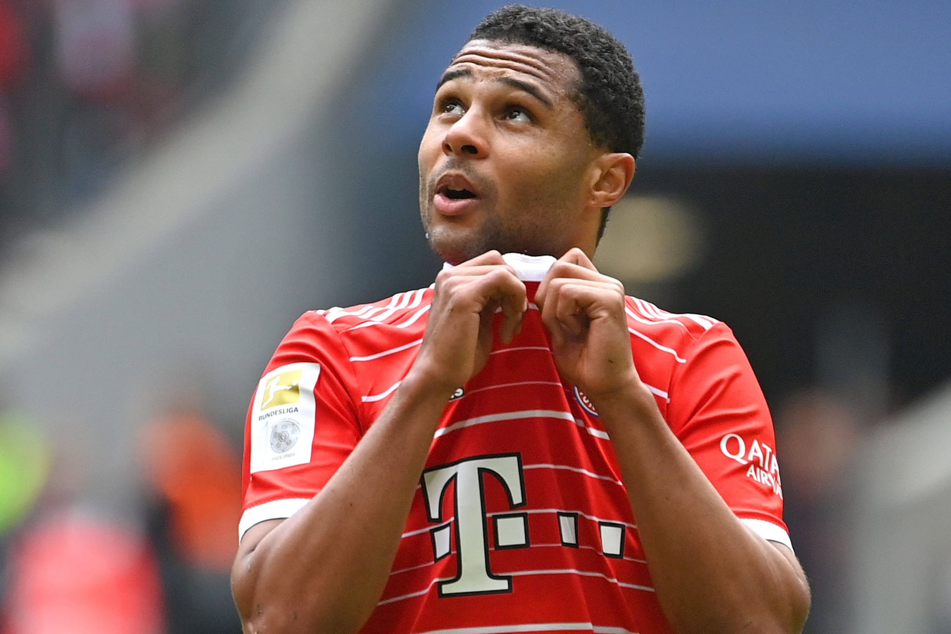 Bayerns Serge Gnabry im aktuellen Trikot des deutschen Rekordmeisters. 2023/24 werden die Münchner nicht nur zuhause anders auflaufen.