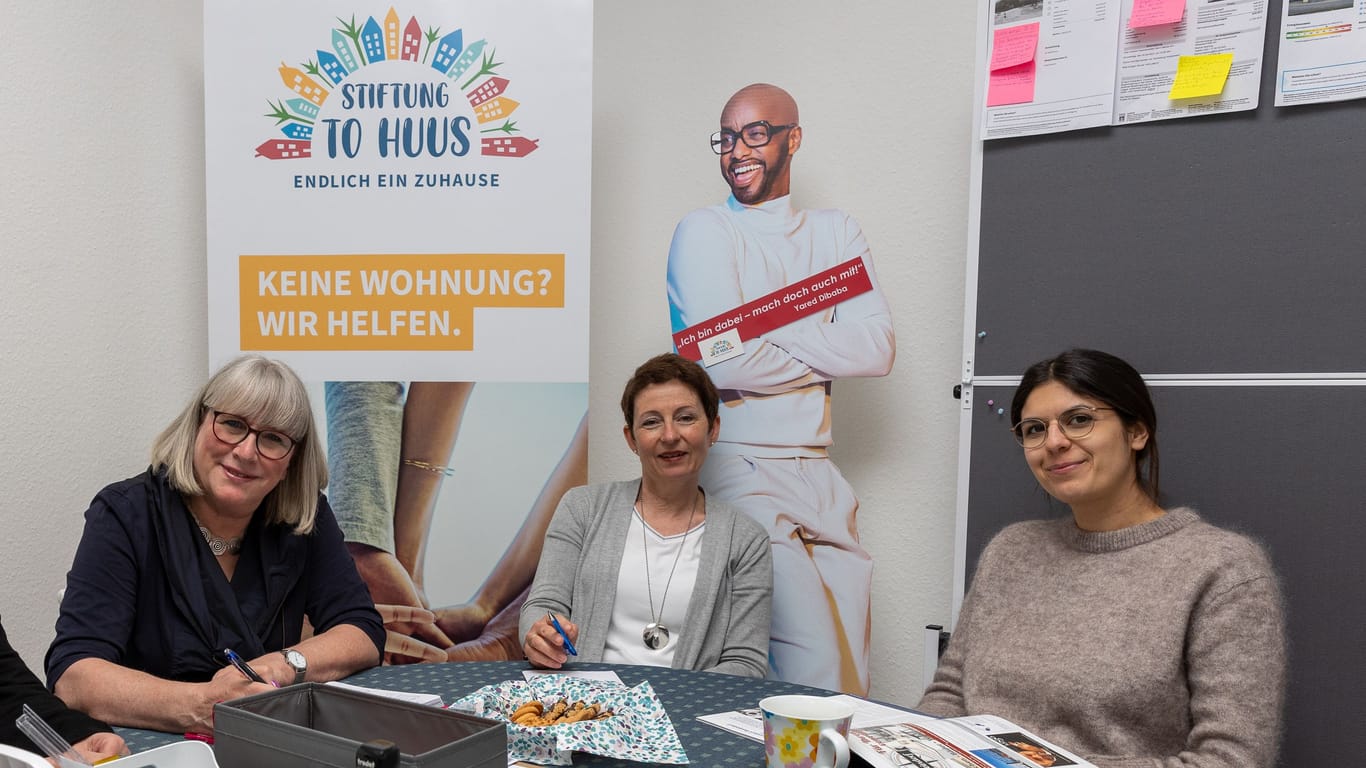 Karina Korth (zweite von links) und ihr Team: Das Büro der Stiftung "To Huus" befindet sich in der Bergedorfer Innenstadt.