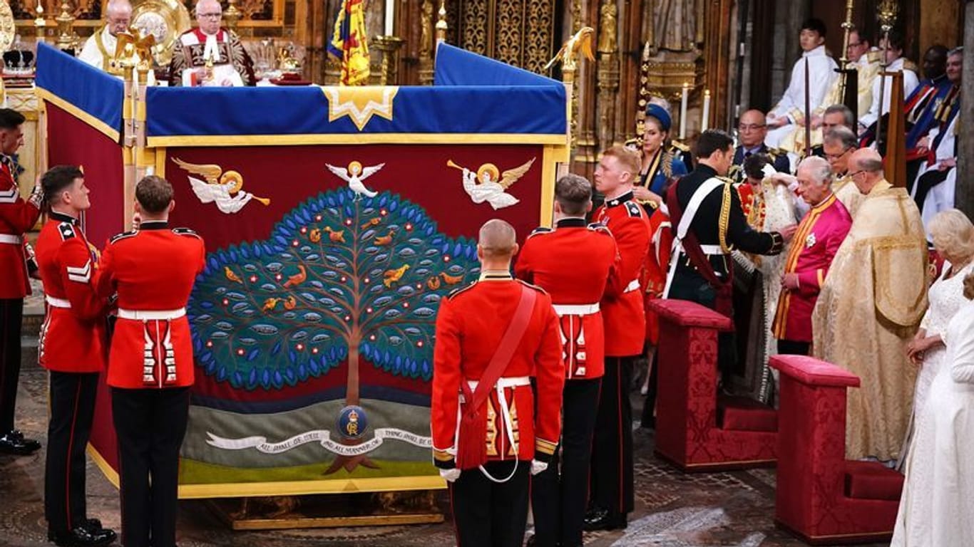 Krönungsgottesdienst: Ein Salbungsschirm wird für König Charles III. während seiner Krönungszeremonie in der Westminster Abbey aufgestellt.