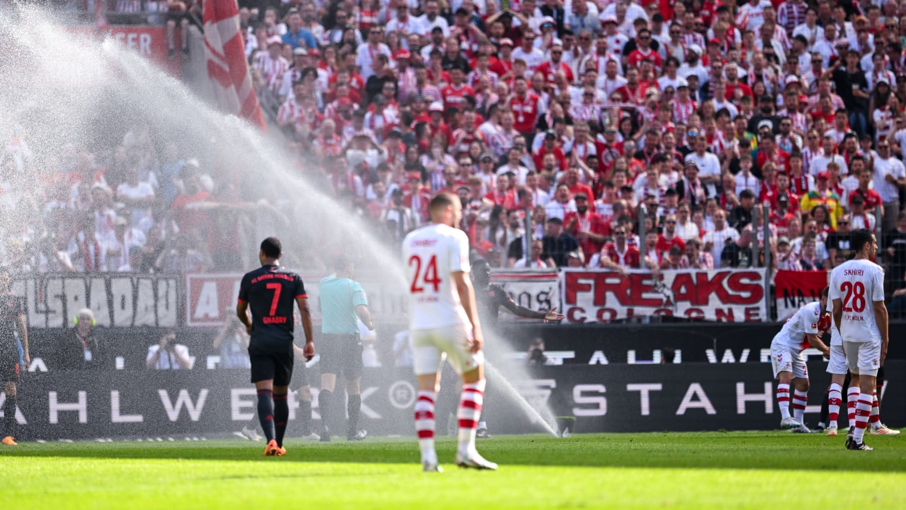 Rasensprenger macht Bayern-Stars nass