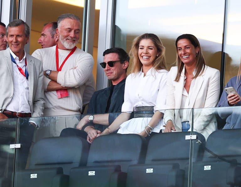 In einem Salzburger Fußballstadion: Mark Mateschitz, Victoria Swarovski und Marion Feichtner