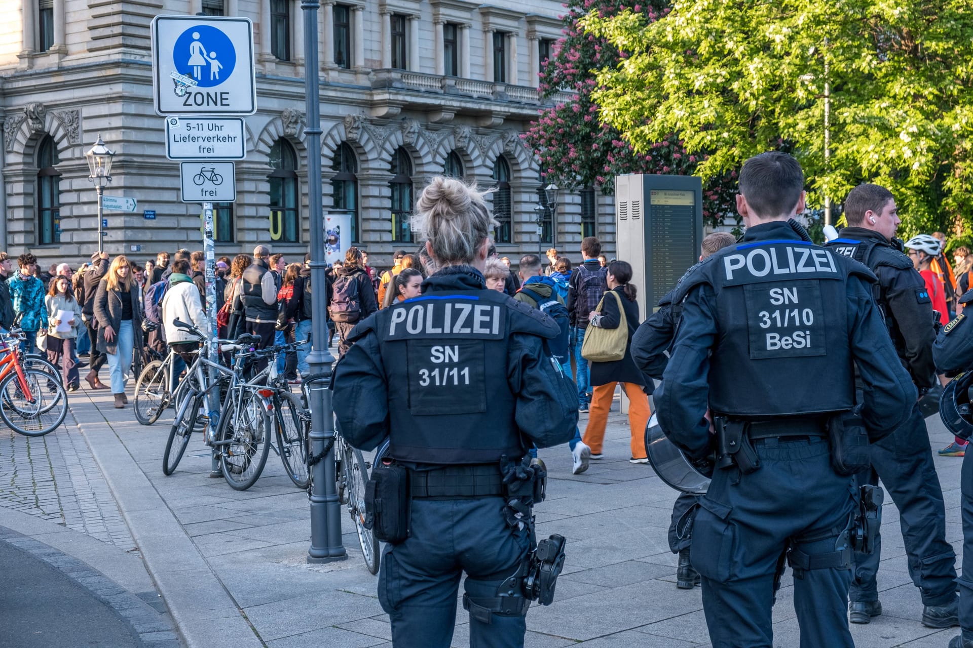 Die Polizei zeigt Präsenz bei einer Protestdemo der "Letzten Generation": Am Mittwoch durchsuchten Einsatzkräfte mehrere Wohnungen der Aktivisten.