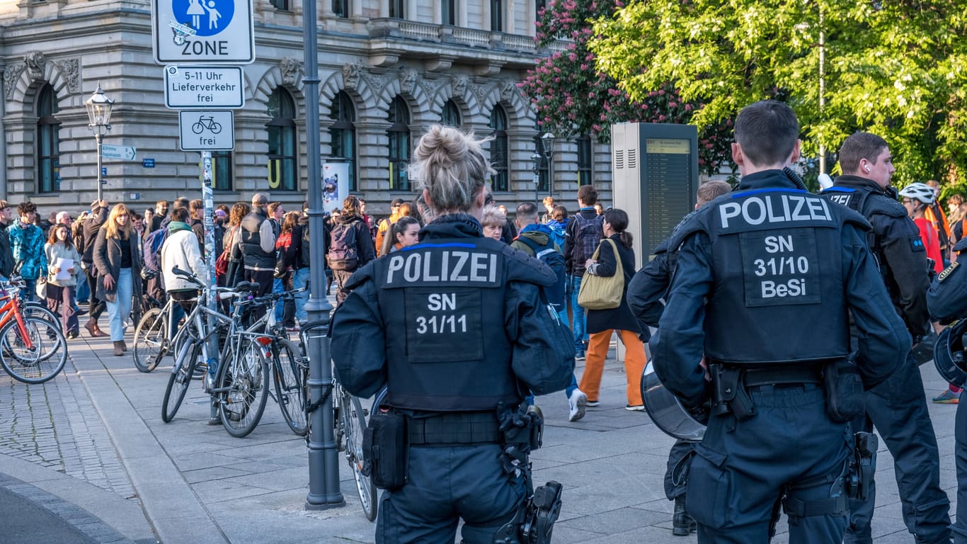 Die Polizei zeigt Präsenz bei einer Protestdemo der "Letzten Generation": Am Mittwoch durchsuchten Einsatzkräfte mehrere Wohnungen der Aktivisten.