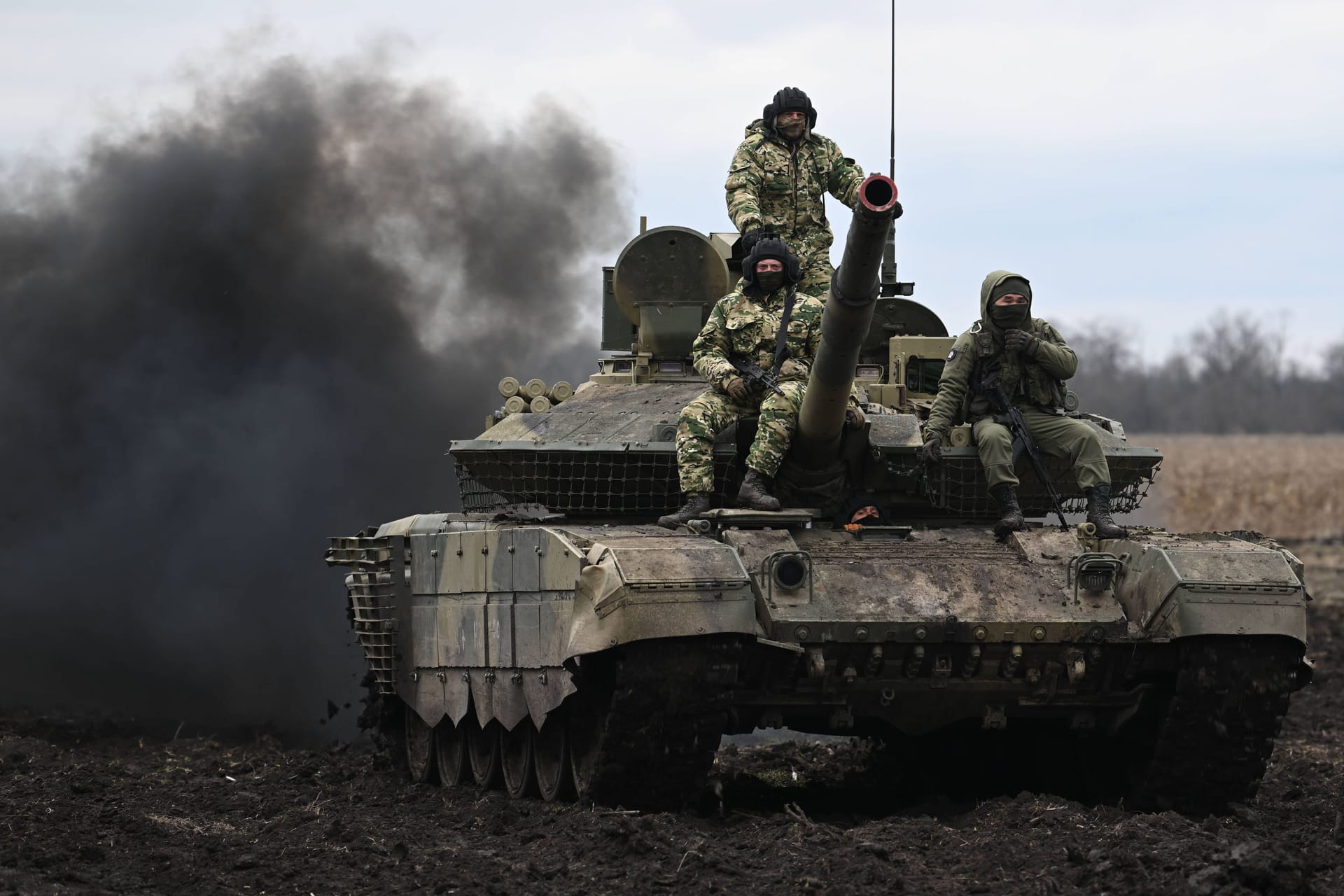 Russische Soldaten sitzen auf einem T-90M Kampfpanzer in der von Russland besetzten Ukraine.