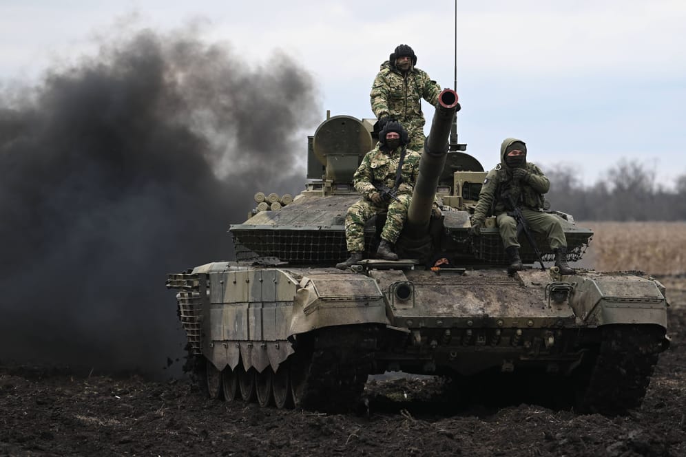 Russische Soldaten sitzen auf einem T-90M Schützenpanzer in der von Russland besetzten Ukraine.