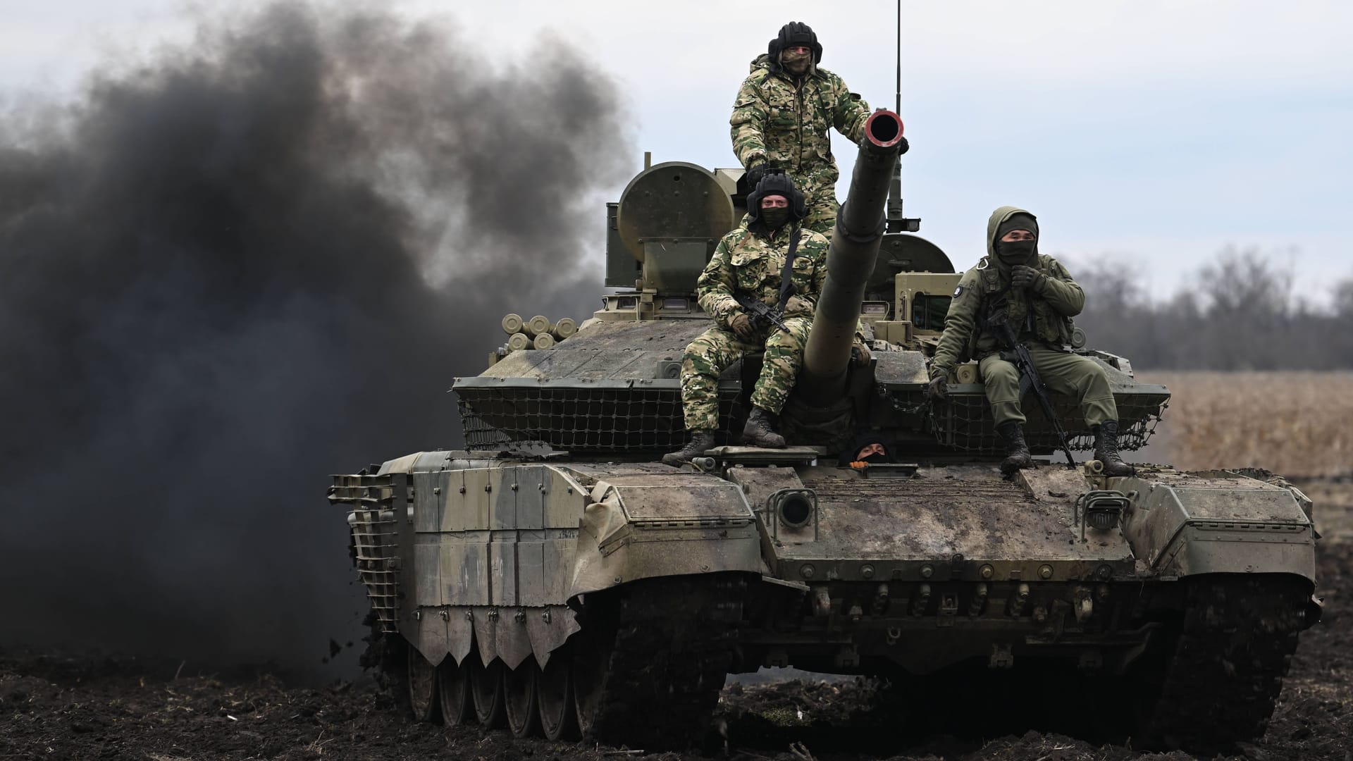 Russische Soldaten sitzen auf einem T-90M Kampfpanzer in der von Russland besetzten Ukraine.