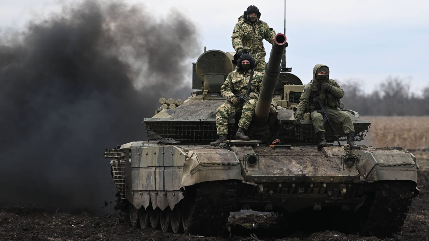 Russische Soldaten sitzen auf einem T-90M Kampfpanzer in der von Russland besetzten Ukraine.