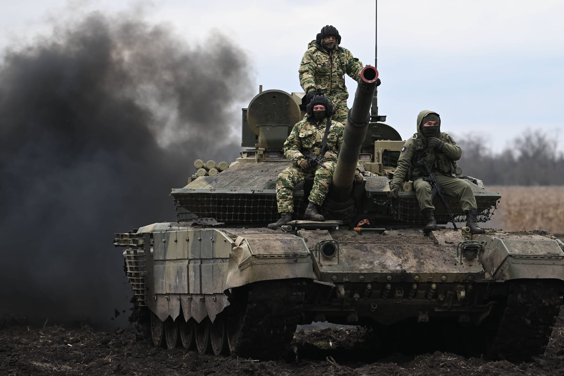 Russische Soldaten sitzen auf einem T-90M Kampfpanzer in der von Russland besetzten Ukraine.