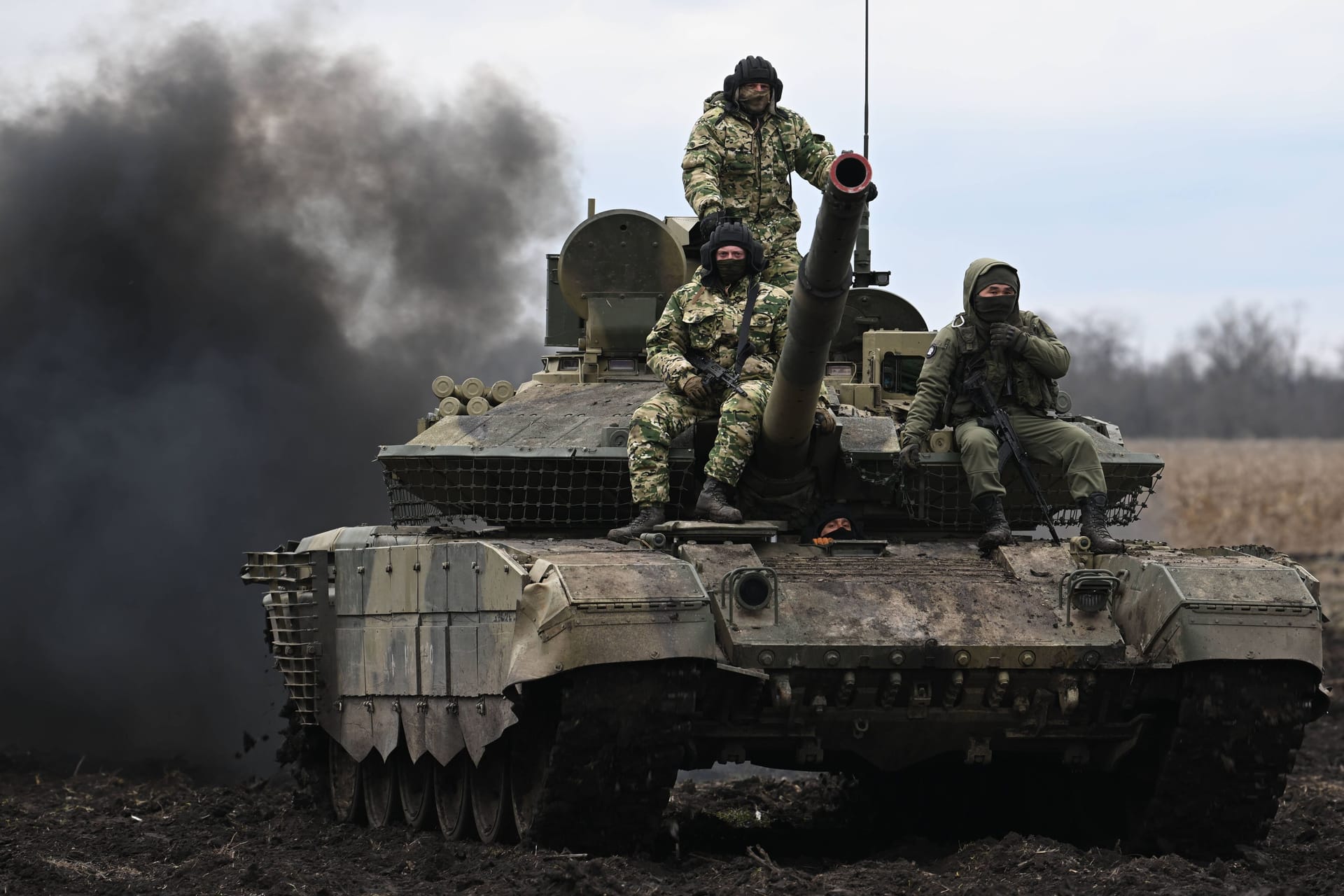 Russische Soldaten sitzen auf einem T-90M Kampfpanzer in der von Russland besetzten Ukraine.