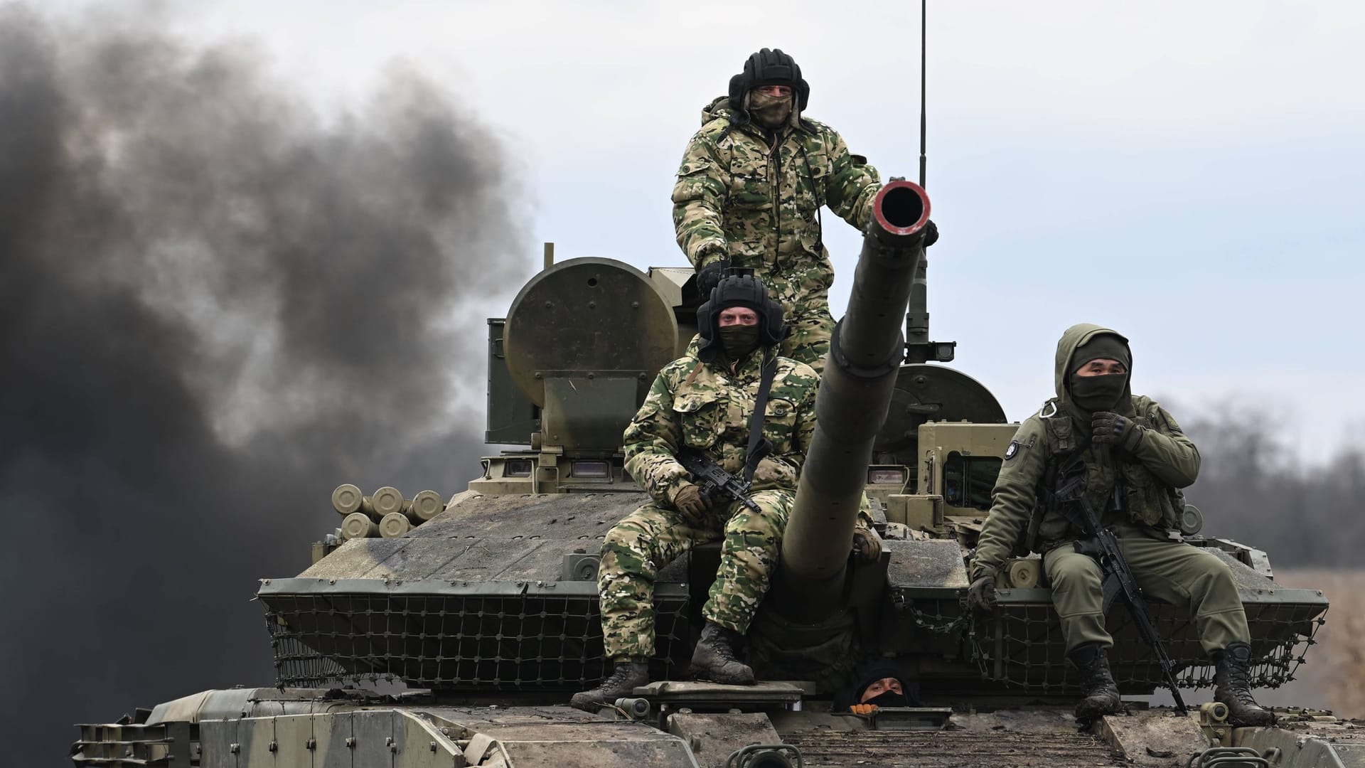 Russische Soldaten sitzen auf einem T-90M Kampfpanzer in der von Russland besetzten Ukraine.