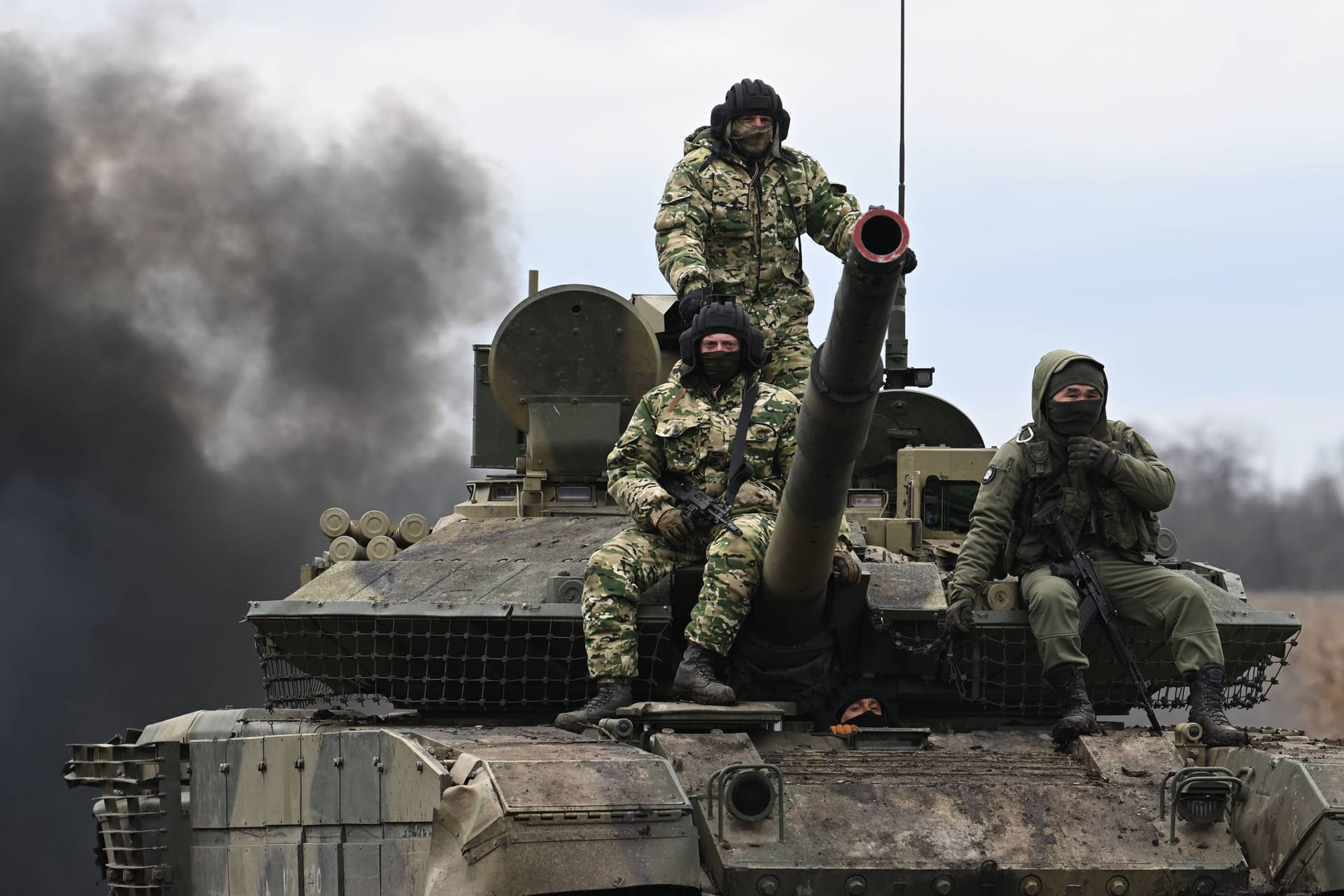 Russische Soldaten sitzen auf einem T-90M Kampfpanzer in der von Russland besetzten Ukraine.