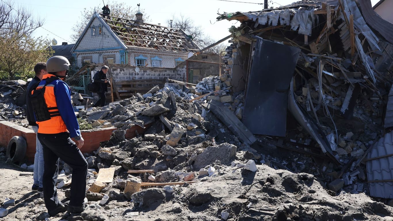 Zerstörtes Gebäude in der Region Saporischschja: Der Beschuss von ukrainischer Seite habe zugenommen, wird die Anordnung begründet.