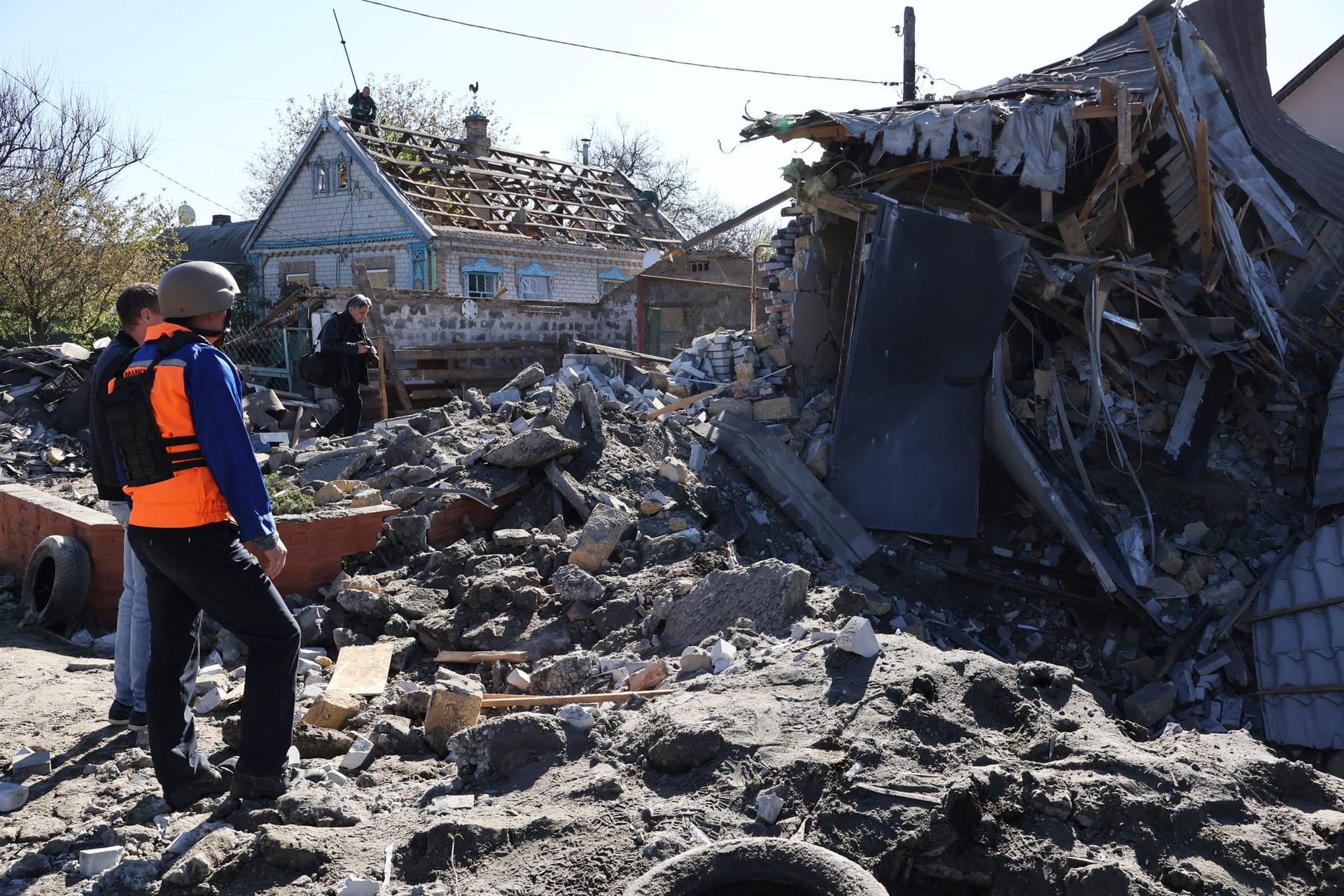 Zerstörtes Gebäude in der Region Saporischschja: Der Beschuss von ukrainischer Seite habe zugenommen, wird die Anordnung begründet.