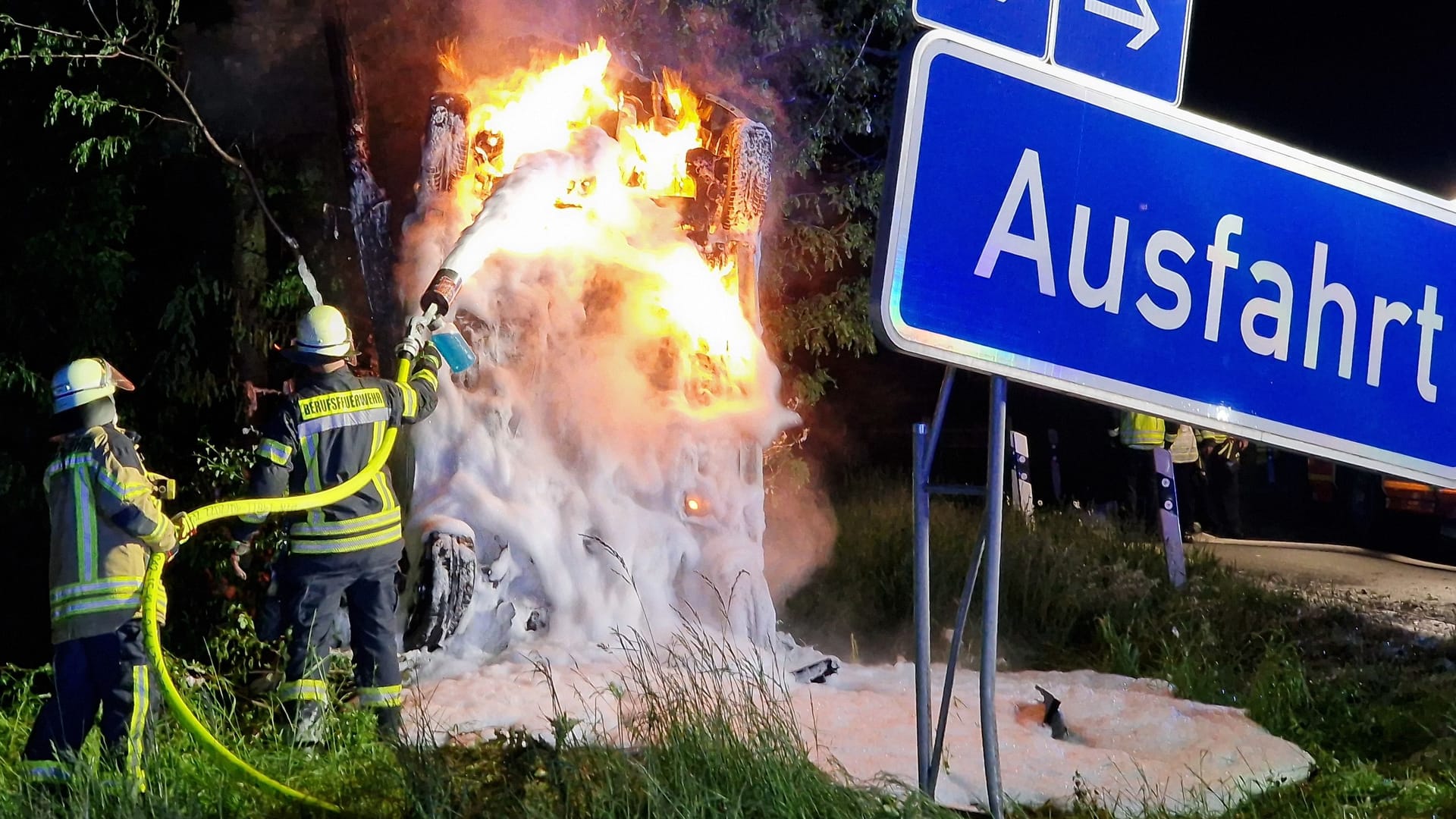 Einsatzkräfte der Feuerwehr an der Unfallstelle: Die Identität des Toten ist noch unklar.