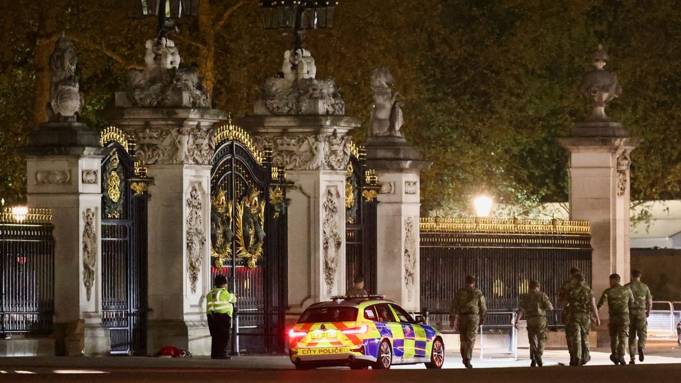 Man arrested outside Buckingham Palace, police conduct controlled explosion