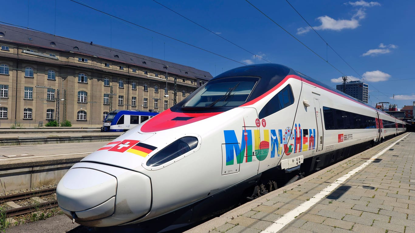EuroCity-Zug in München (Symbolbild): Ein Zug ist in Tschechien gegen einen Baum geprallt.