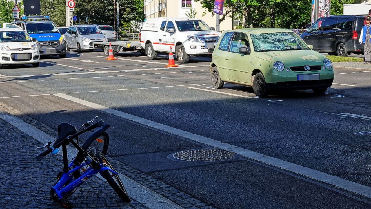 Kurz vor der Sidonienstraße erfasste der VW-Lupo-Fahrer die Radfahrerin, die die Fahrbahn an einer Ampel überquerte. Kurz vor der Sidonienstraße erfasste der VW-Lupo-Fahrer die Radfahrerin, die die Fahrbahn an einer Ampel überquerte.
