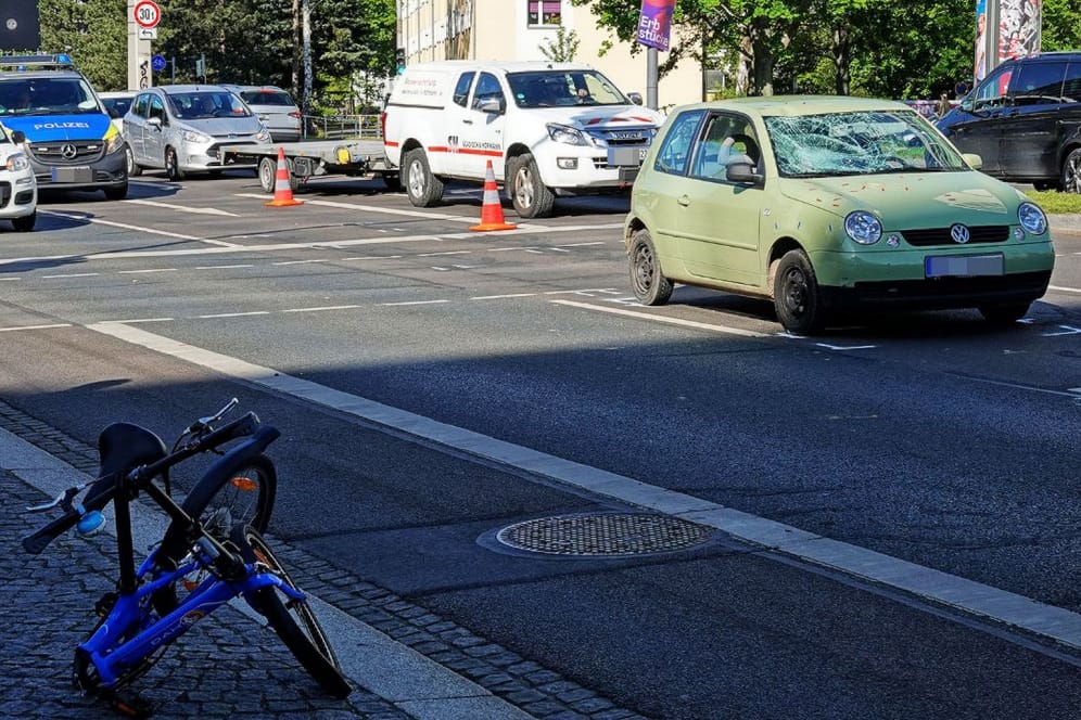 Kurz vor der Sidonienstraße erfasste der VW-Lupo-Fahrer die Radfahrerin, die die Fahrbahn an einer Ampel überquerte.