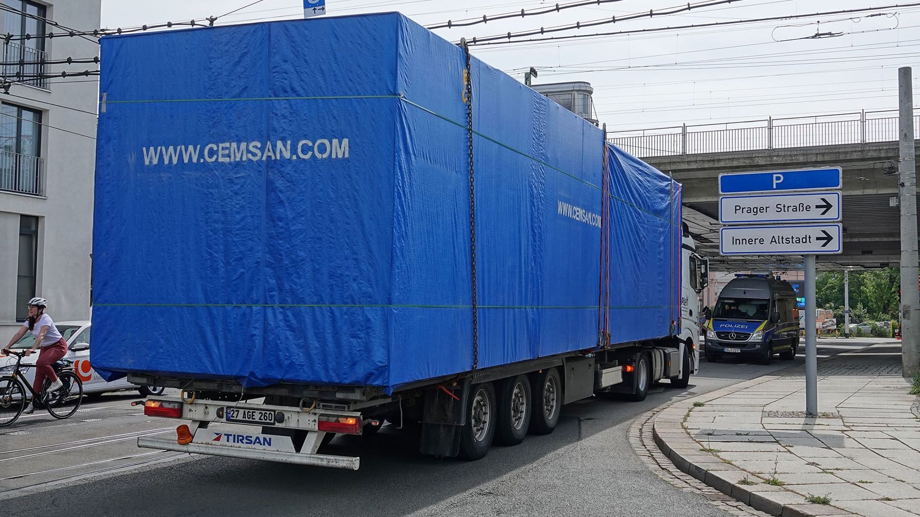 Der Lastwagen an der Unfallstelle: Die Ladung war zu hoch.