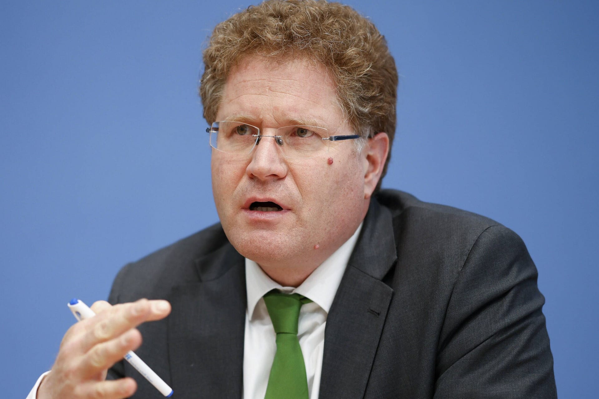 Patrick Graichen, bei einer Pressekonferenz (Archivbild): Er lässt jetzt seine Doktorarbeit auf Plagiate prüfen.