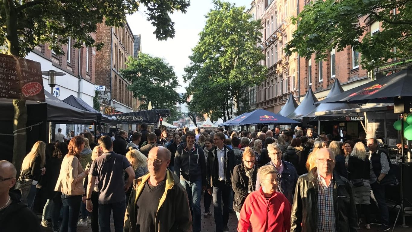 Passanten schlendern über das Lister-Meile-Fest 2017: Seit dem Pandemiejahr 2020 fällt das beliebte Straßenfest aus.