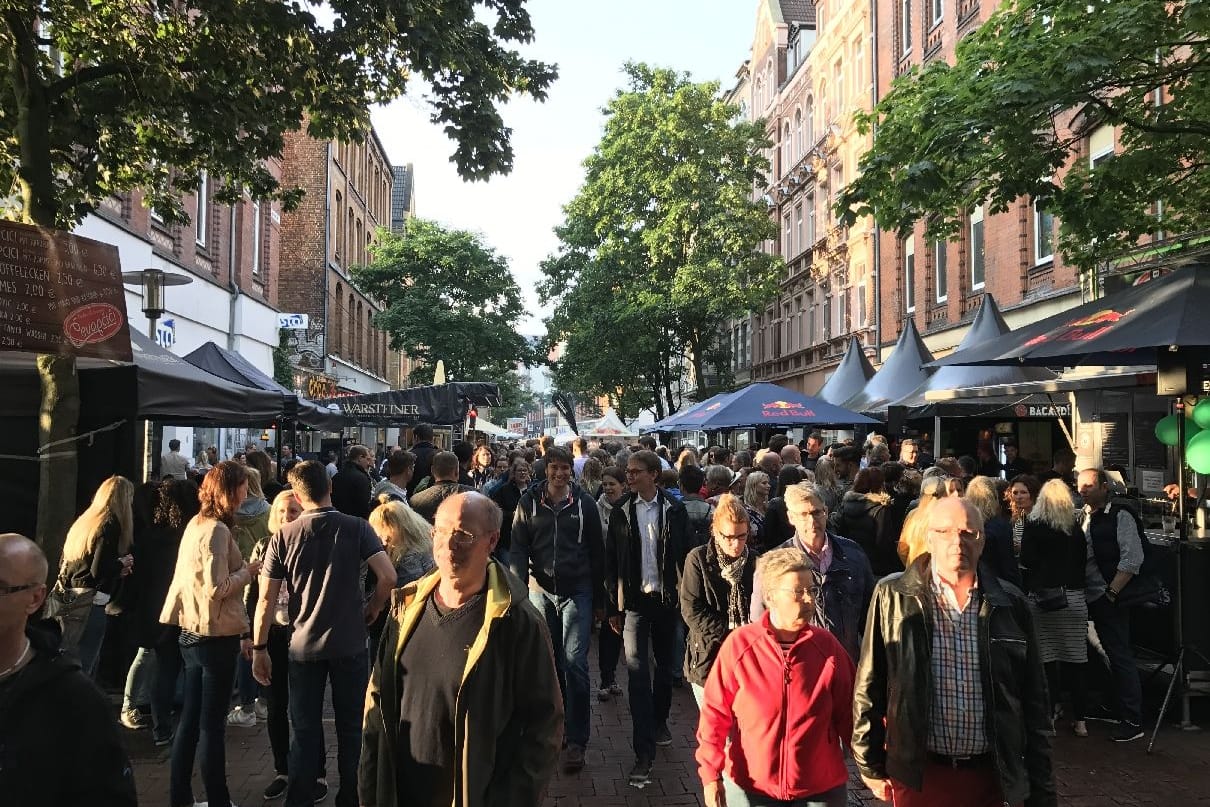 Passanten schlendern über das Lister-Meile-Fest 2017: Seit dem Pandemiejahr 2020 fällt das beliebte Straßenfest aus.