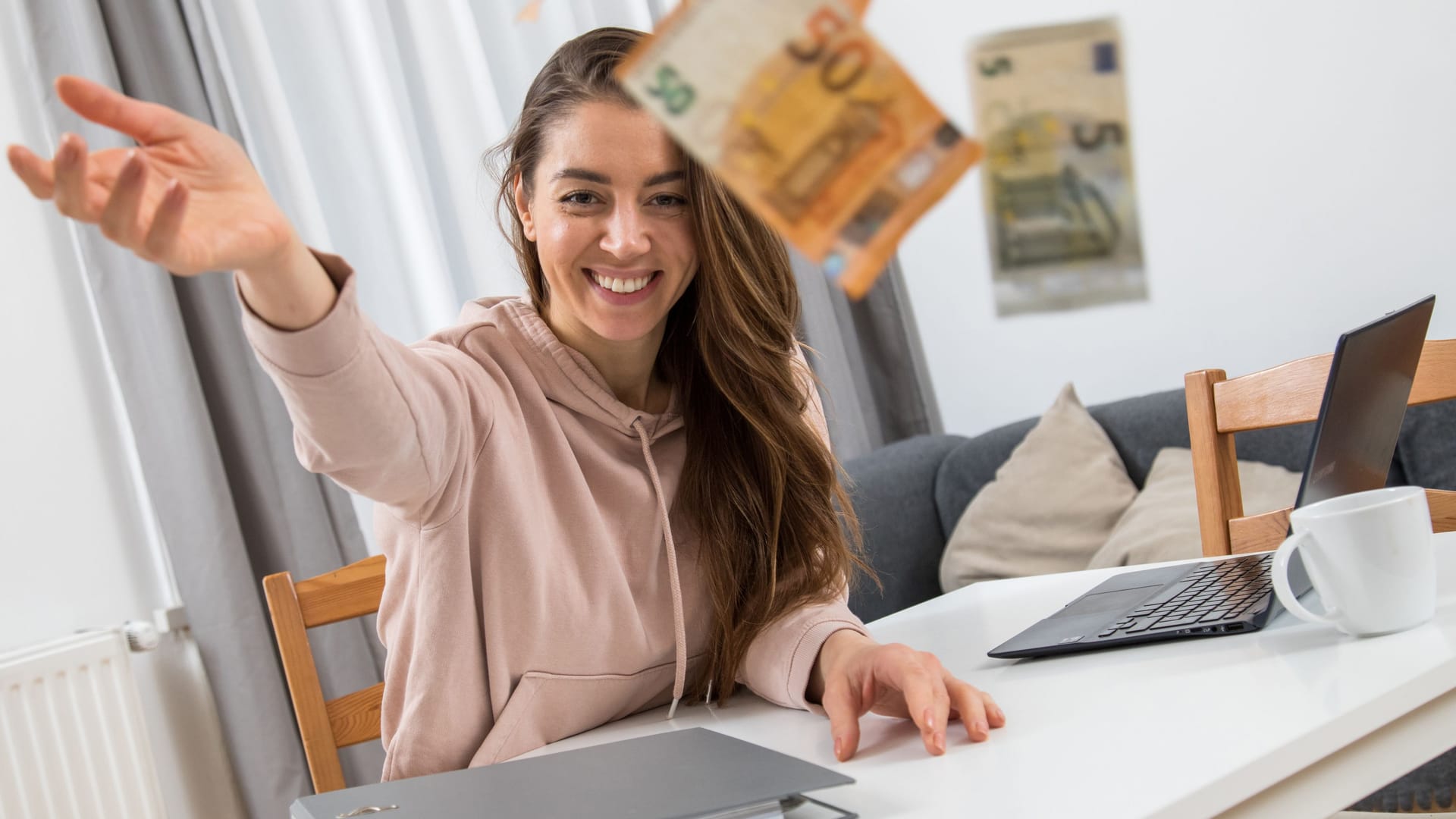 Junge Frau wirft mit Geldscheinen (Symbolbild): Lohnt sich eine ETF-Rentenversicherung oder ist sie herausgeschmissenes Geld?