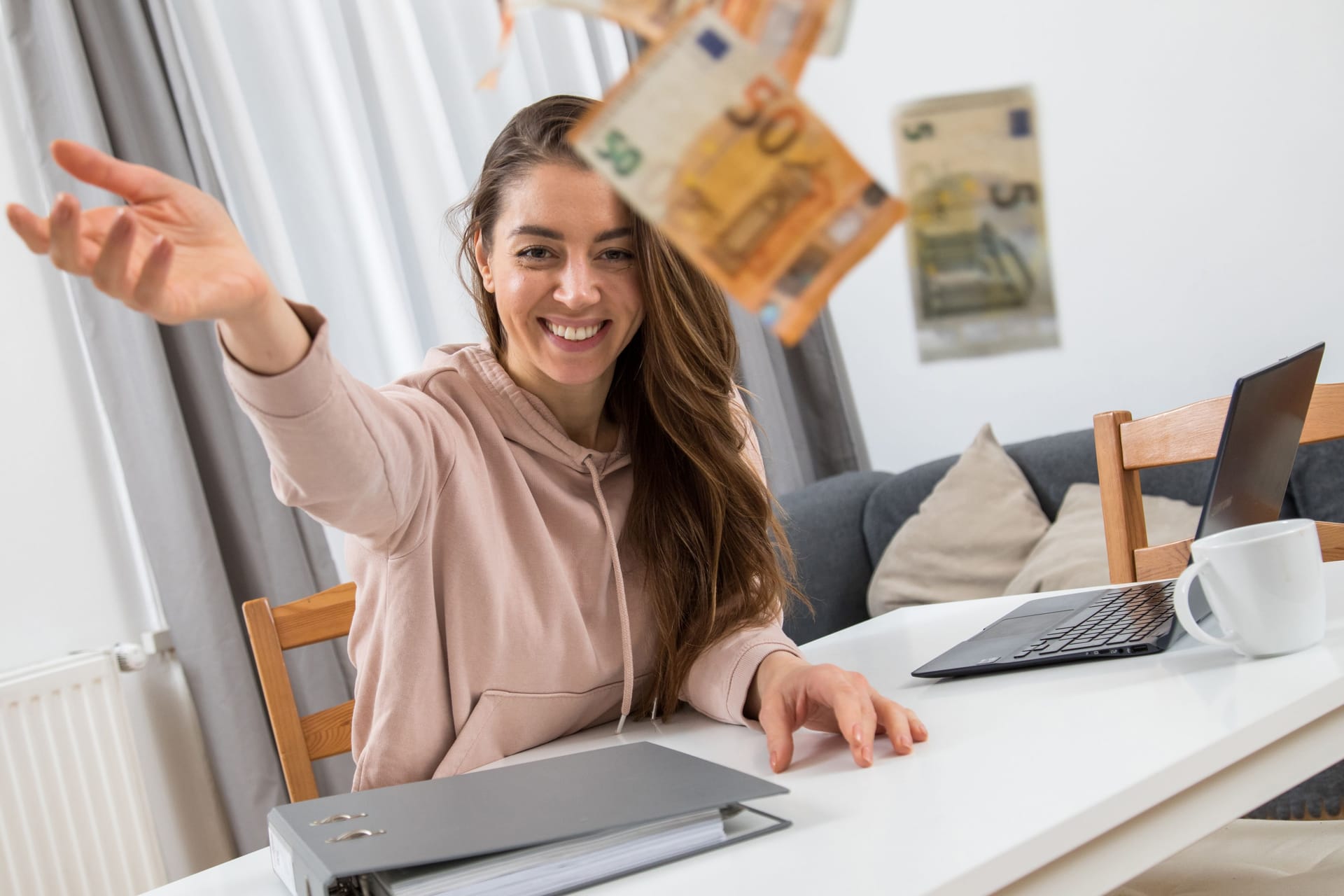 Junge Frau wirft mit Geldscheinen (Symbolbild): Lohnt sich eine ETF-Rentenversicherung oder ist sie herausgeschmissenes Geld?