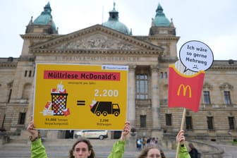 Aktivistinnen der Deutschen Umwelthilfe stehen mit Transparenten vor dem Bundesverwaltungsgericht in Leizig: Dort wurde die Klage von McDonald's gegen die Tübinger Verbrauchssteuer für Einweg-to-Go-Verpackungen verhandelt.