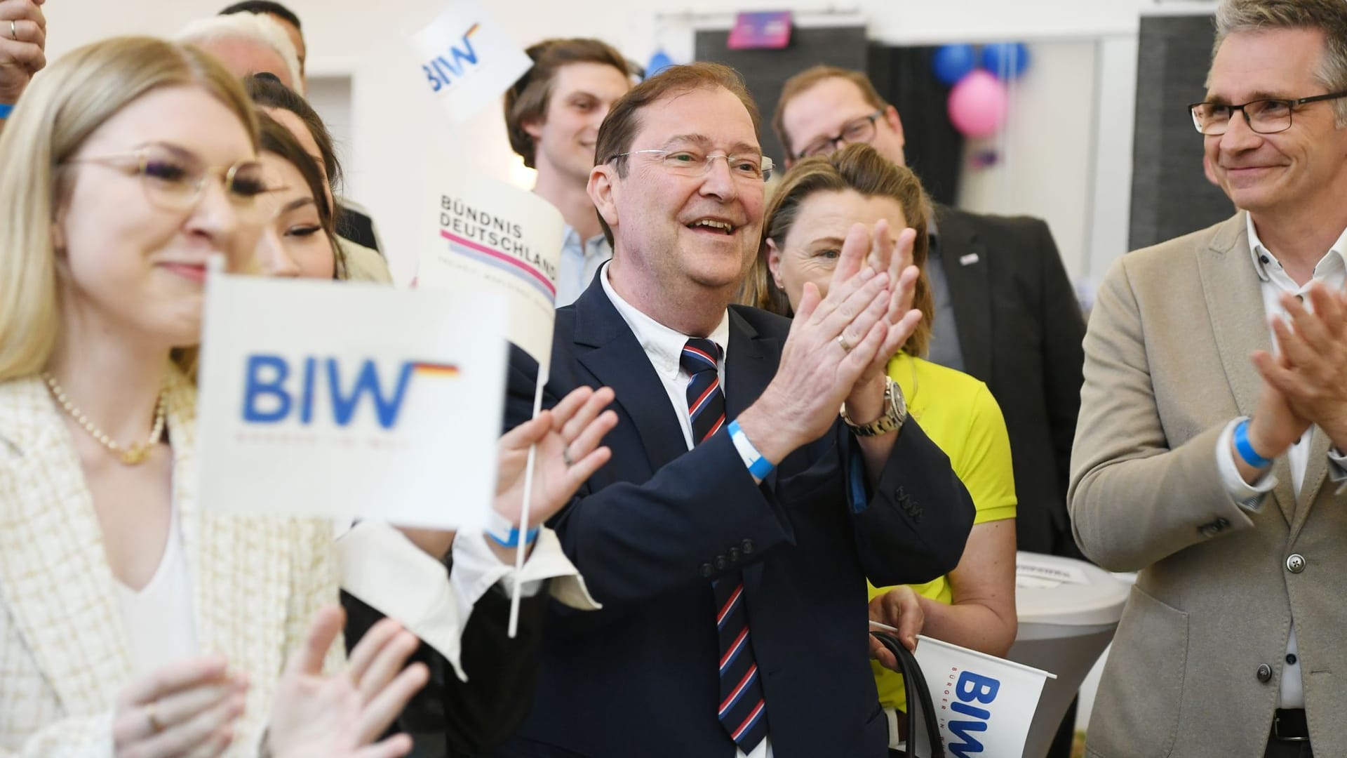 Piet Leidreiter (M), Spitzenkandidat der Wählervereinigung Bürger in Wut, bei der Wahlparty am Sonntag.