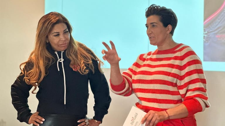 Patricia Blanco (rechts) bei ihrem ersten Auftritt als Speakerin: Von Daniela Ben Said gab es danach viel Lob.